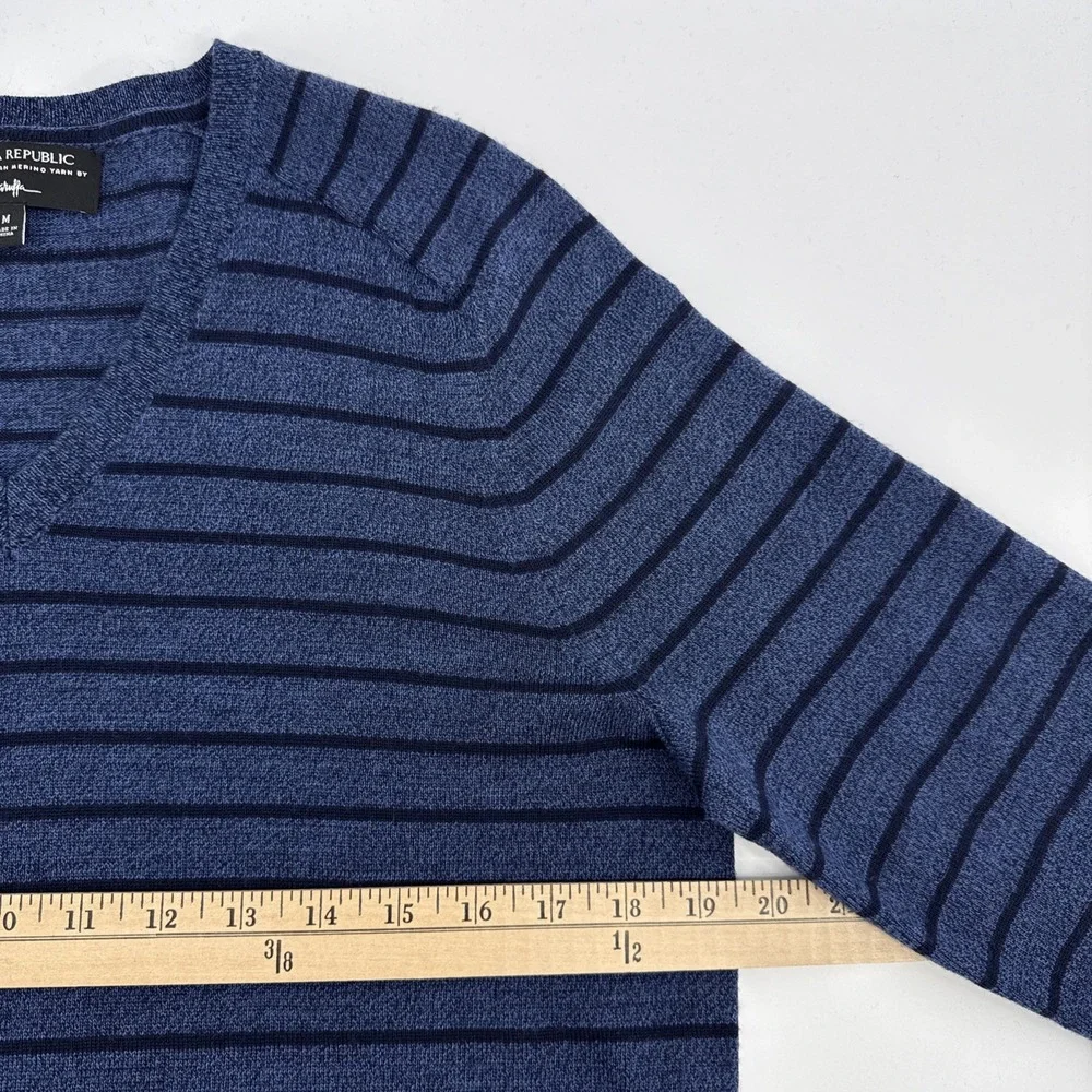 Banana Republic Sweater Men's‎ M Fine Italian Merino Wool Blue Stripe V-Neck